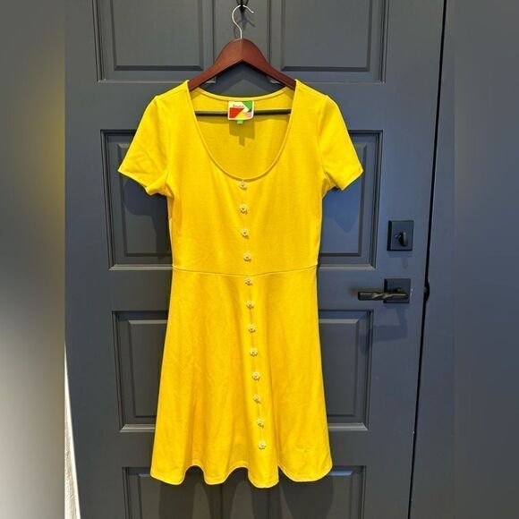 Yellow vintage skater dress with daisy buttons - Picture 1 of 4